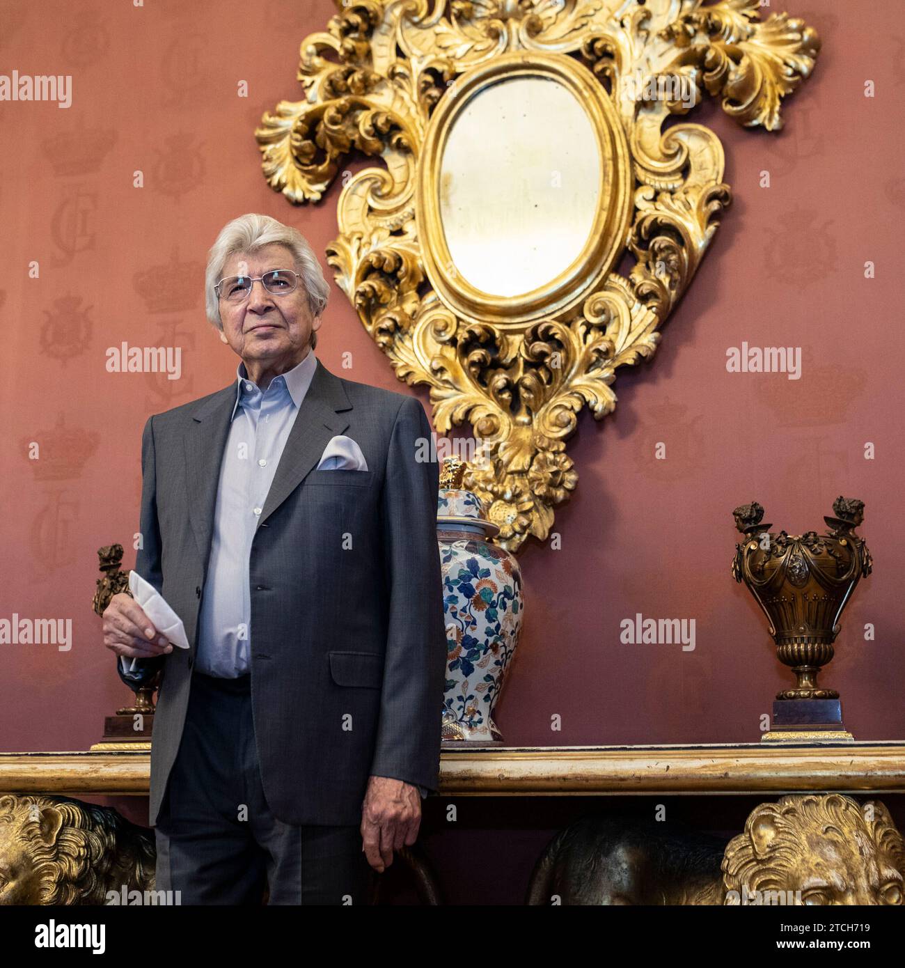 Madrid, 28/03/2022. Manuel Alejandro posa al Teatro Real. Foto: Isabel Permuy. ArchDC. Crediti: Album / Archivo ABC / Isabel B. Permuy Foto Stock