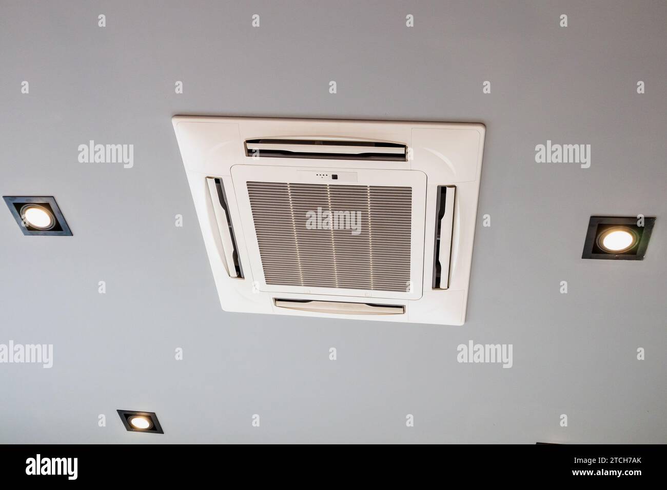 Moderno impianto di climatizzazione a cassetta montato a soffitto Foto Stock