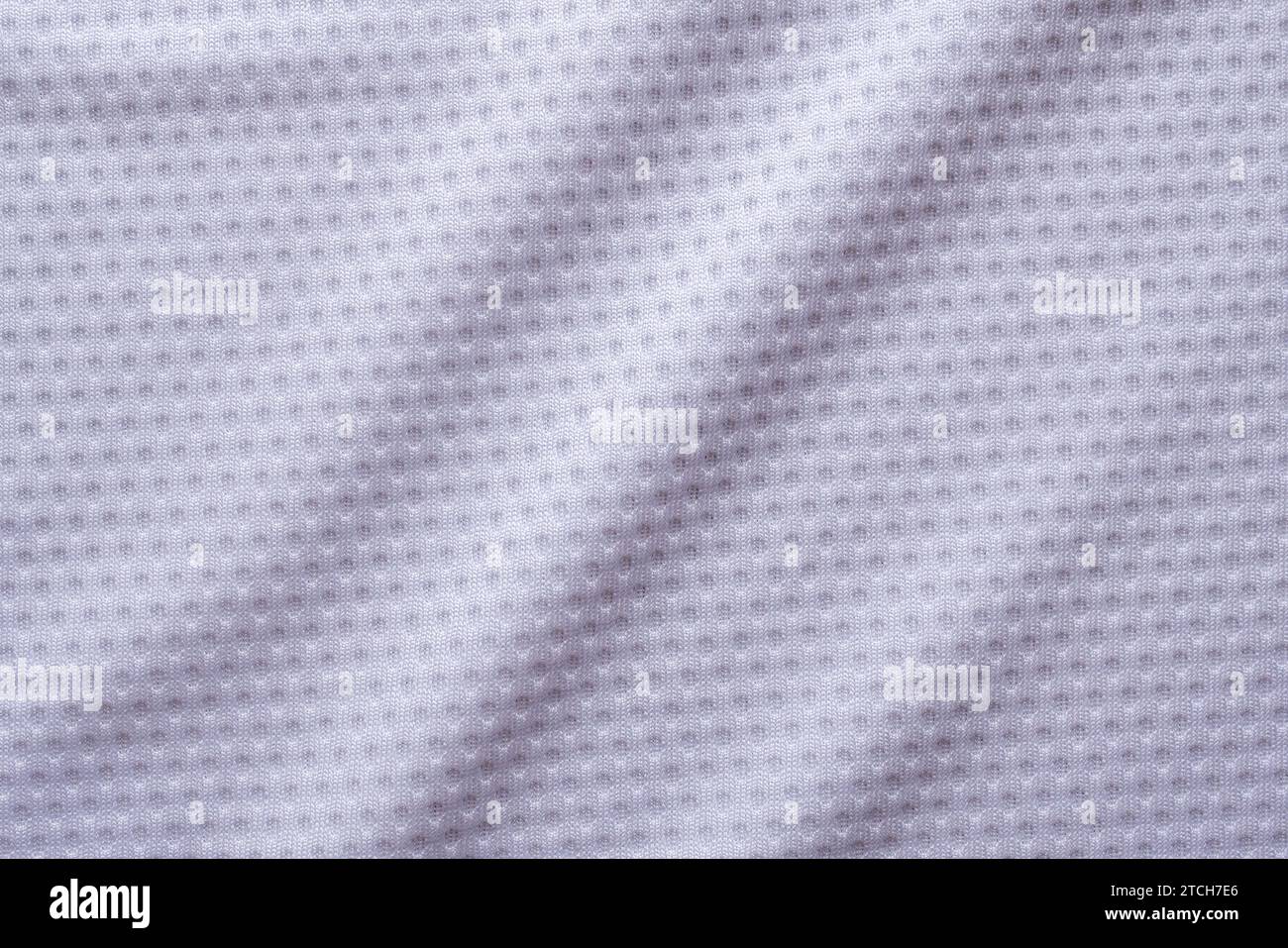 Maglia da calcio bianca in tessuto sportivo con sfondo a maglia d'aria Foto Stock