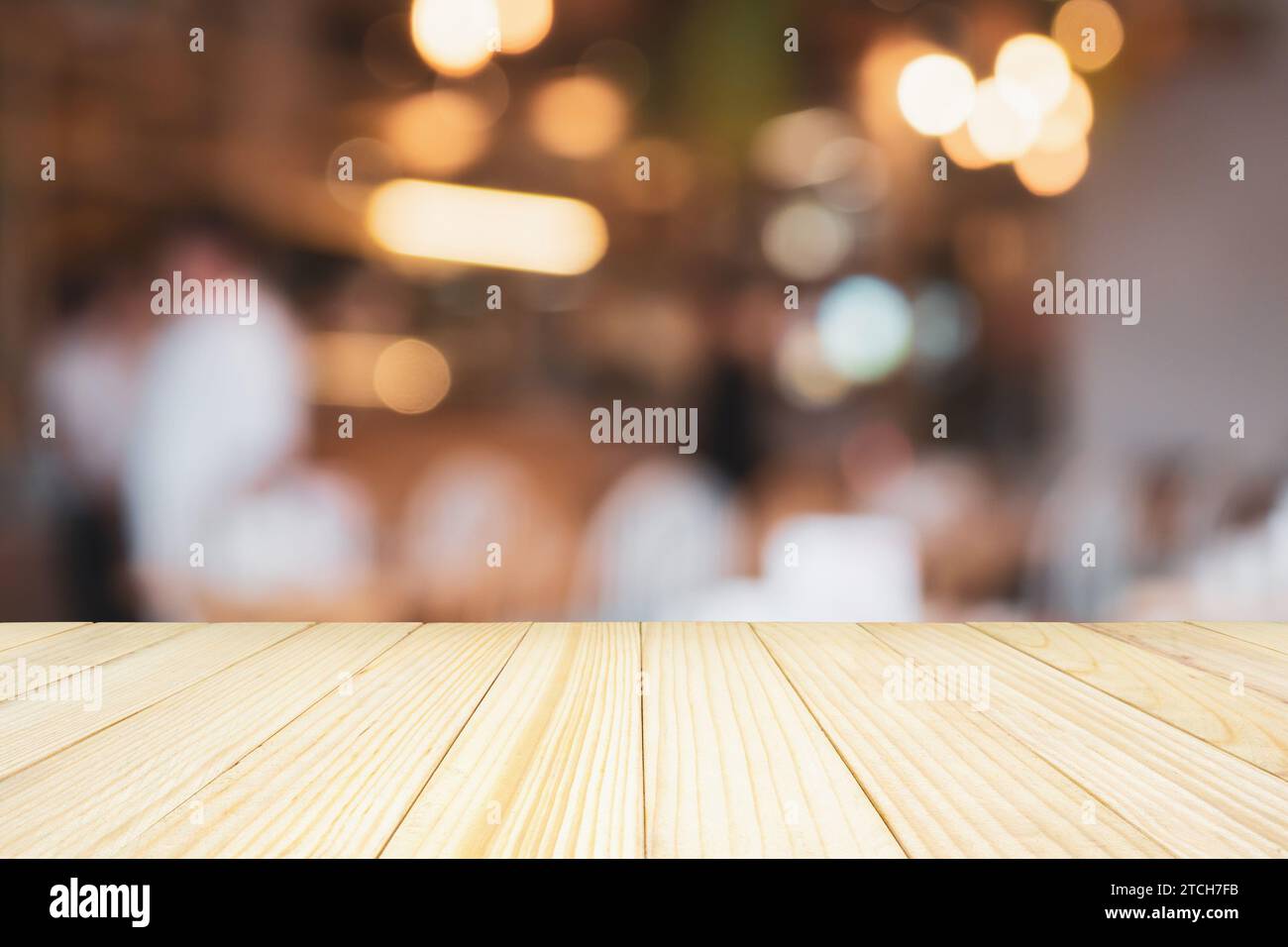 tavolo in legno con caffetteria ristorante con luci bokeh astratte sfocate sfocate sullo sfondo per la visualizzazione del prodotto Foto Stock