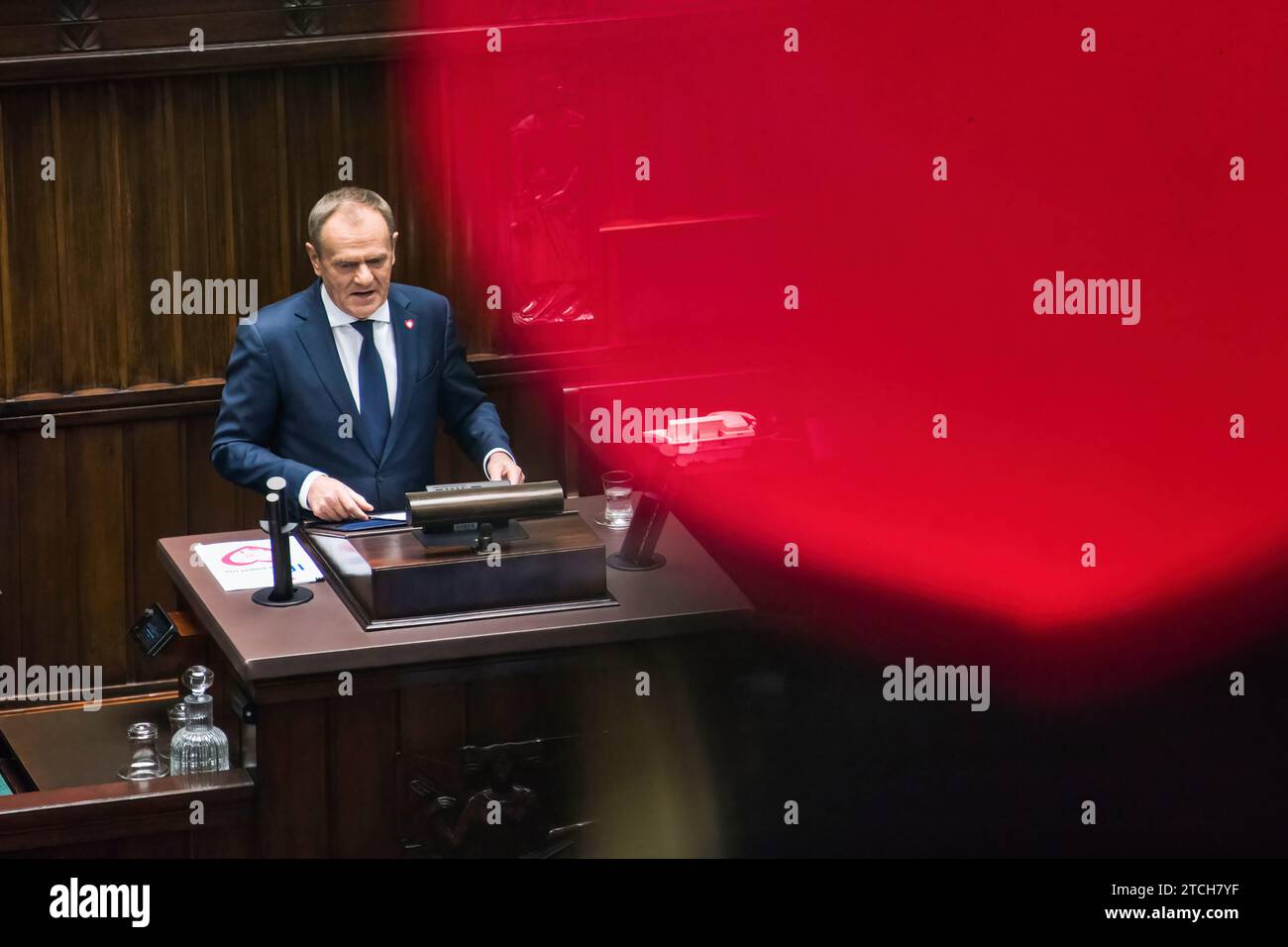 Varsavia, Polonia. 12 dicembre 2023. Donald Tusk al suo discorso inaugurale come primo ministro durante la sessione del parlamento (Sejm). Donald Tusk presentò il suo governo al parlamento polacco (Sejm) quando divenne il nuovo primo ministro. Nel suo discorso inaugurale al parlamento, il primo ministro eletto ha detto che chiederà la piena mobilitazione dell'Occidente per aiutare l'Ucraina, e che la xenofobia e la retorica anti-lgbtq finiranno e il tempo per essere felici in Polonia è giunto Polandís. Inoltre, Tusk ha assicurato che la posizione della Polonia sulla scena europea sarà ricostruita. Credito: SOPA Images Limited/Alamy Live News Foto Stock