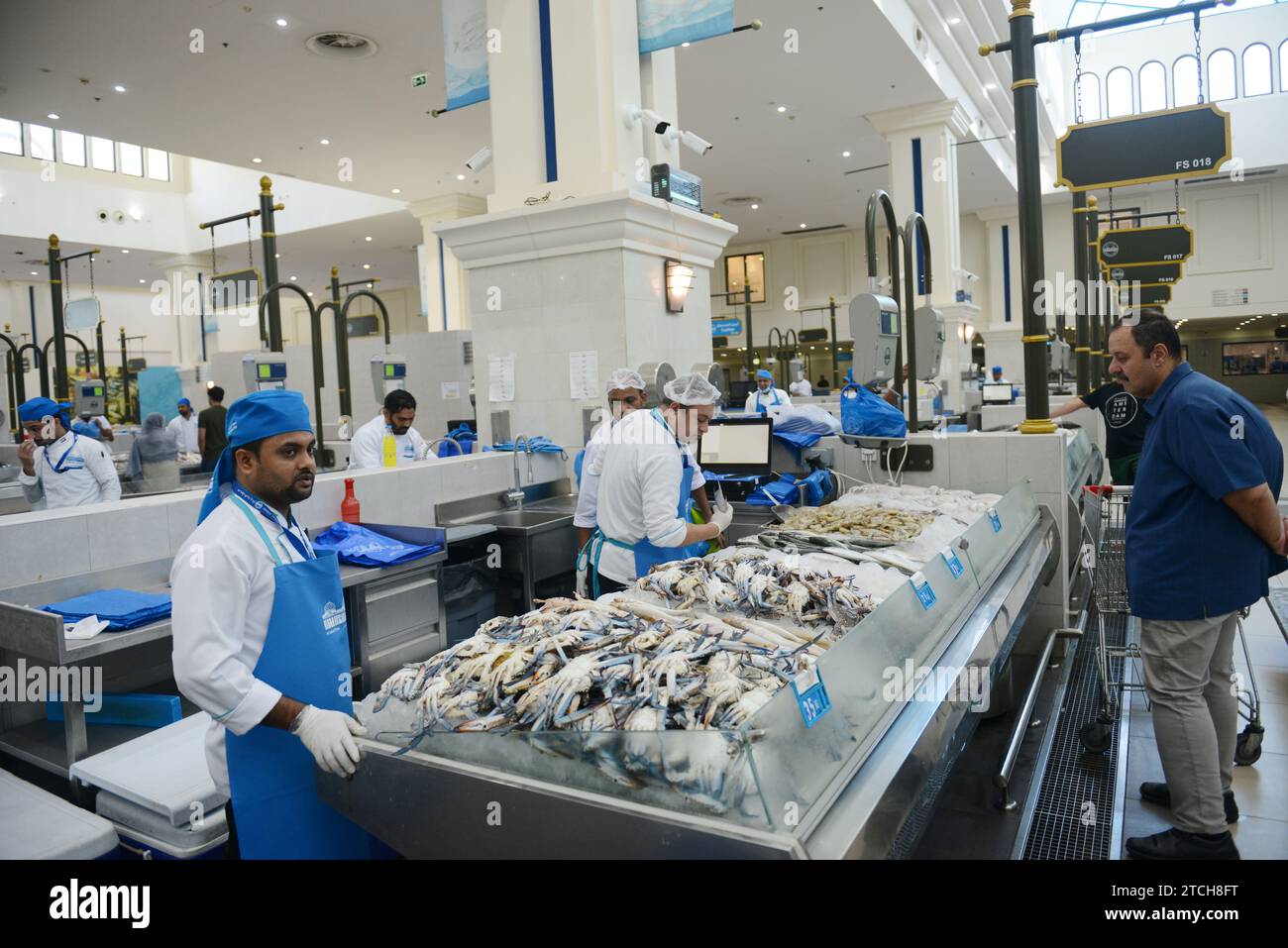 Il pesce fresco esposto da un venditore al Souq al Jubail è un grande mercato di pesce fresco e frutti di mare e frutta e verdura a Sharjah, Emirati Arabi Uniti. Foto Stock