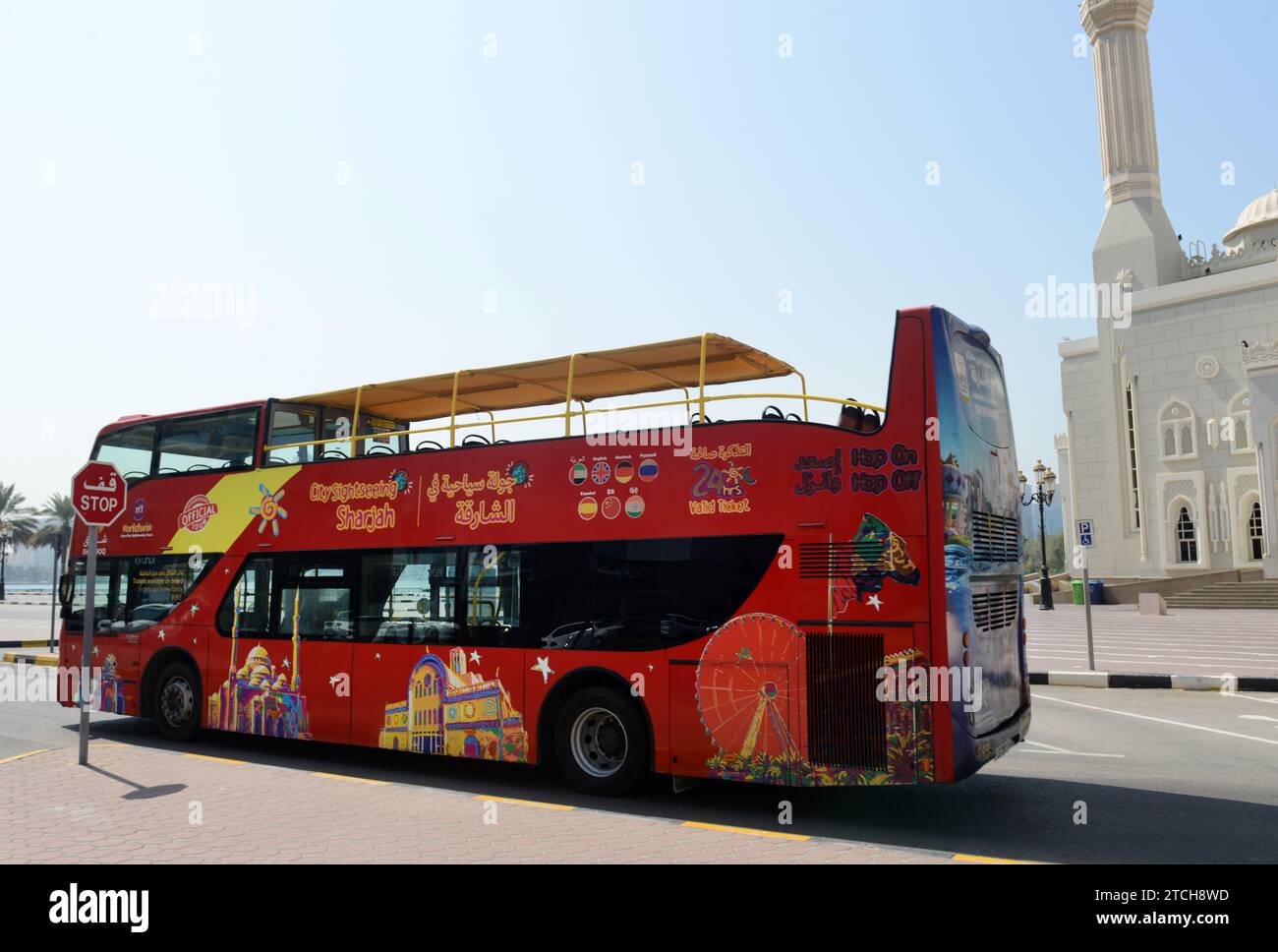 Un giro turistico a due piani parcheggiato presso la moschea al Noor di Sharjah, Emirati Arabi Uniti. Foto Stock