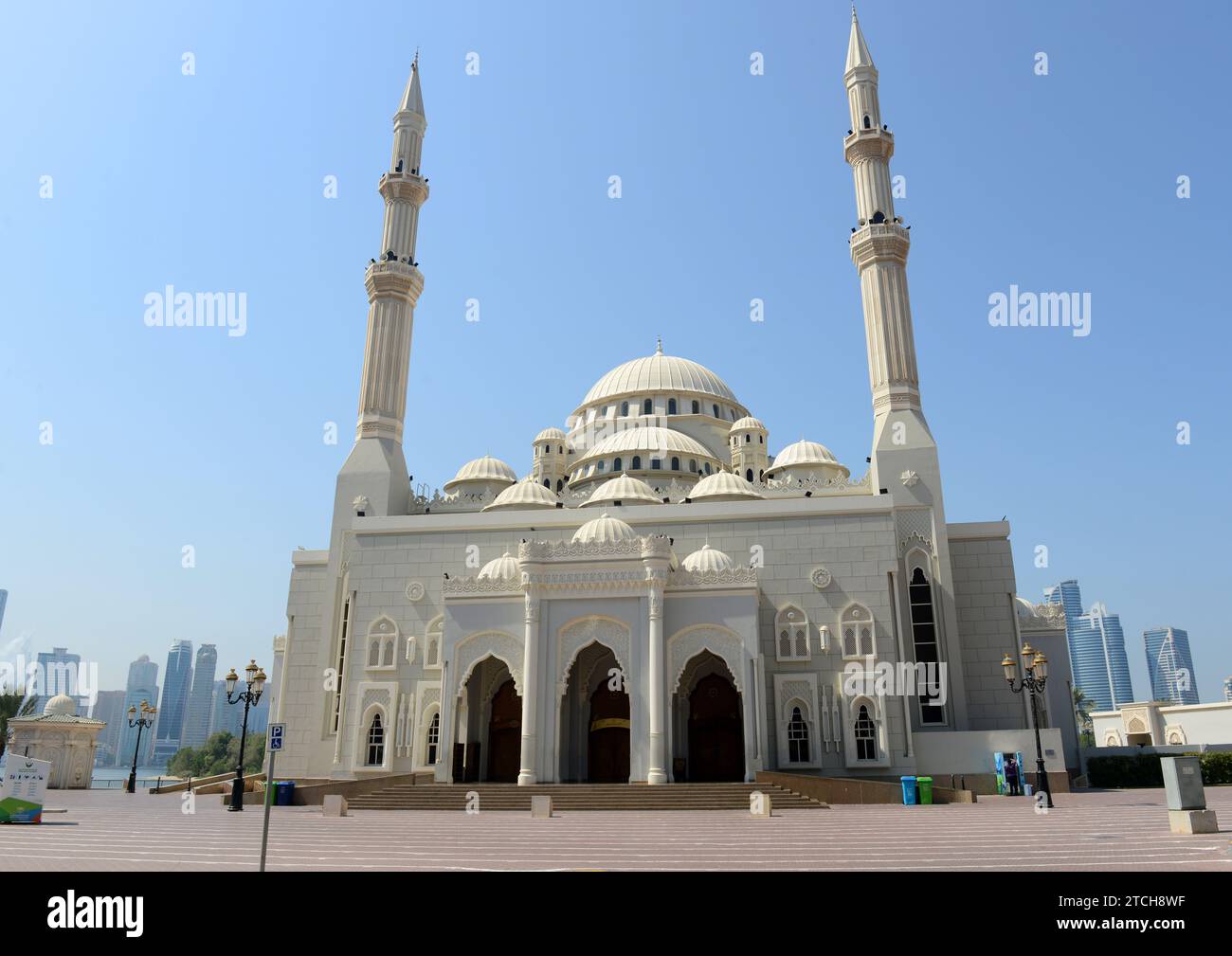 Moschea al Noor sulla Corniche a Sharjah, Emirati Arabi Uniti. Foto Stock