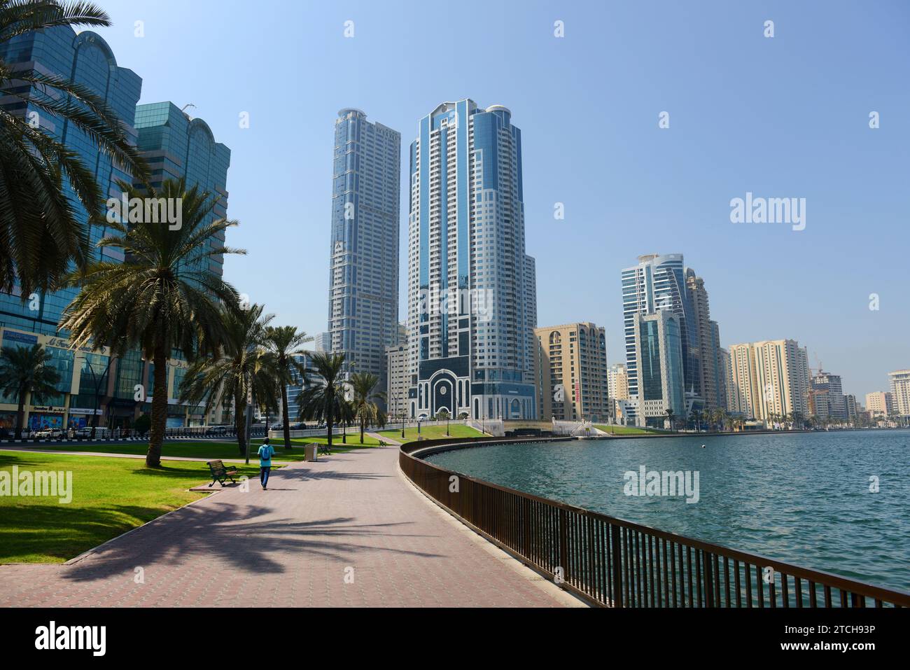 Camminando lungo la Corniche a Sharjah, Emirati Arabi Uniti. Foto Stock