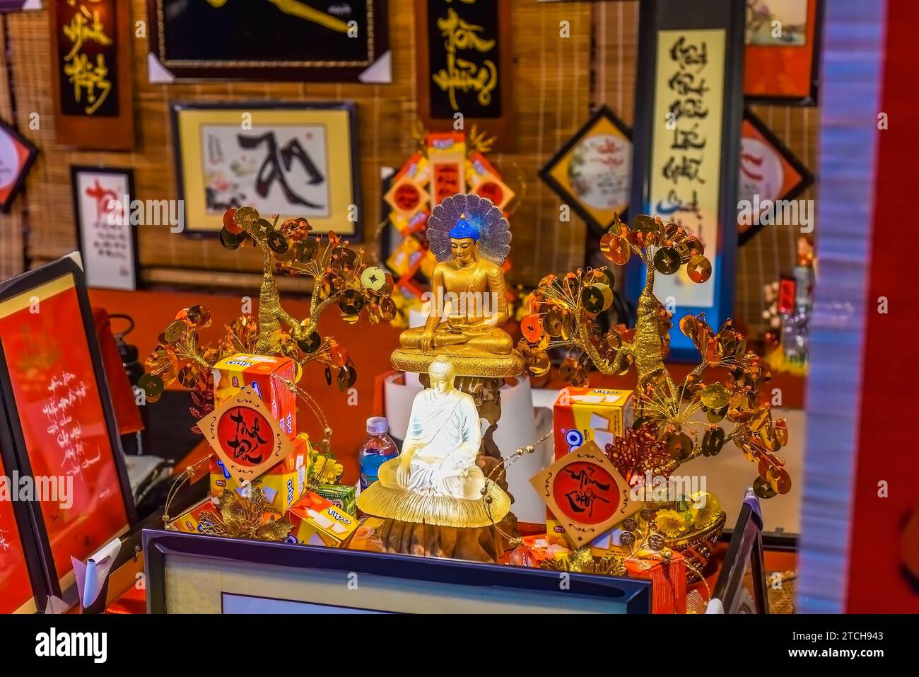 Nha Trang, Vietnam - 13 gennaio 2023 molte decorazioni come simbolo di ricchezza nel mercato per il Capodanno lunare del Tet Foto Stock
