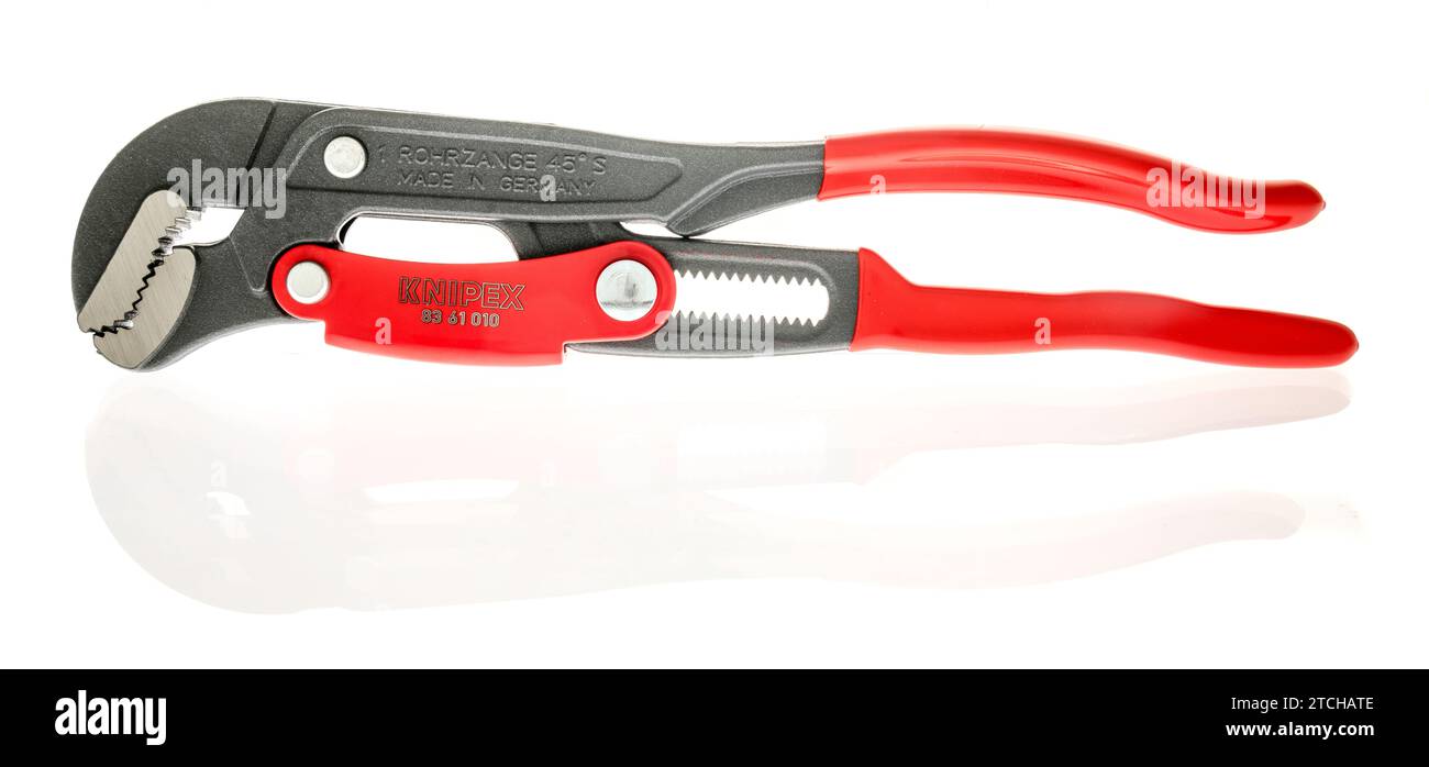 Winneconne, WI - 2 dicembre 2023: Un pacchetto di giratubi svedese a regolazione rapida Knipex su sfondo isolato Foto Stock Winneconne, WI - 2 dicembre 2023: Un pacchetto di giratubi svedese a regolazione rapida Knipex su sfondo isolato Foto Stock