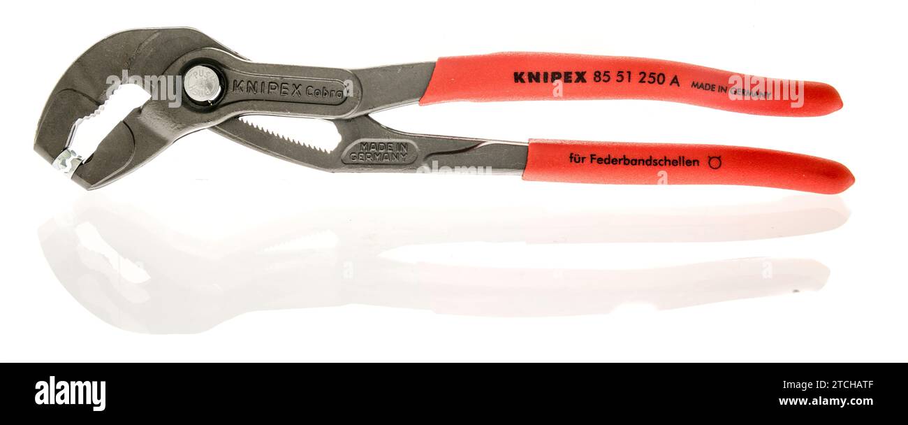 Winneconne, WI - 2 dicembre 2023: Un pacchetto di pinze per fascette stringitubo a molla Knipex su sfondo isolato Foto Stock Winneconne, WI - 2 dicembre 2023: Un pacchetto di pinze per fascette stringitubo a molla Knipex su sfondo isolato Foto Stock