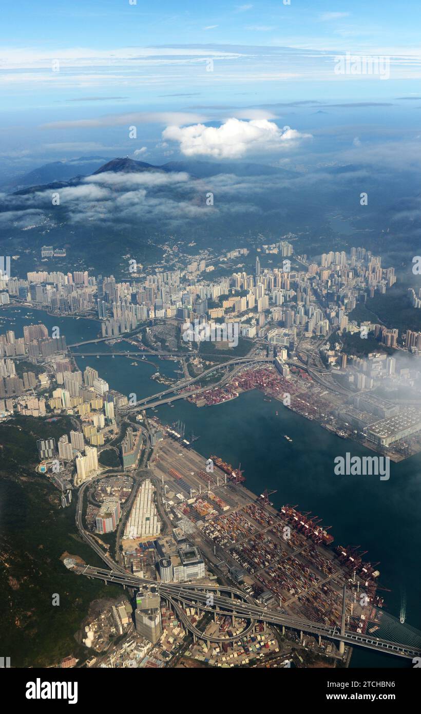 Vista aerea del canale Rambler e del porto di Tsing Yi e Tsuen Wan a Hong Kong. Foto Stock