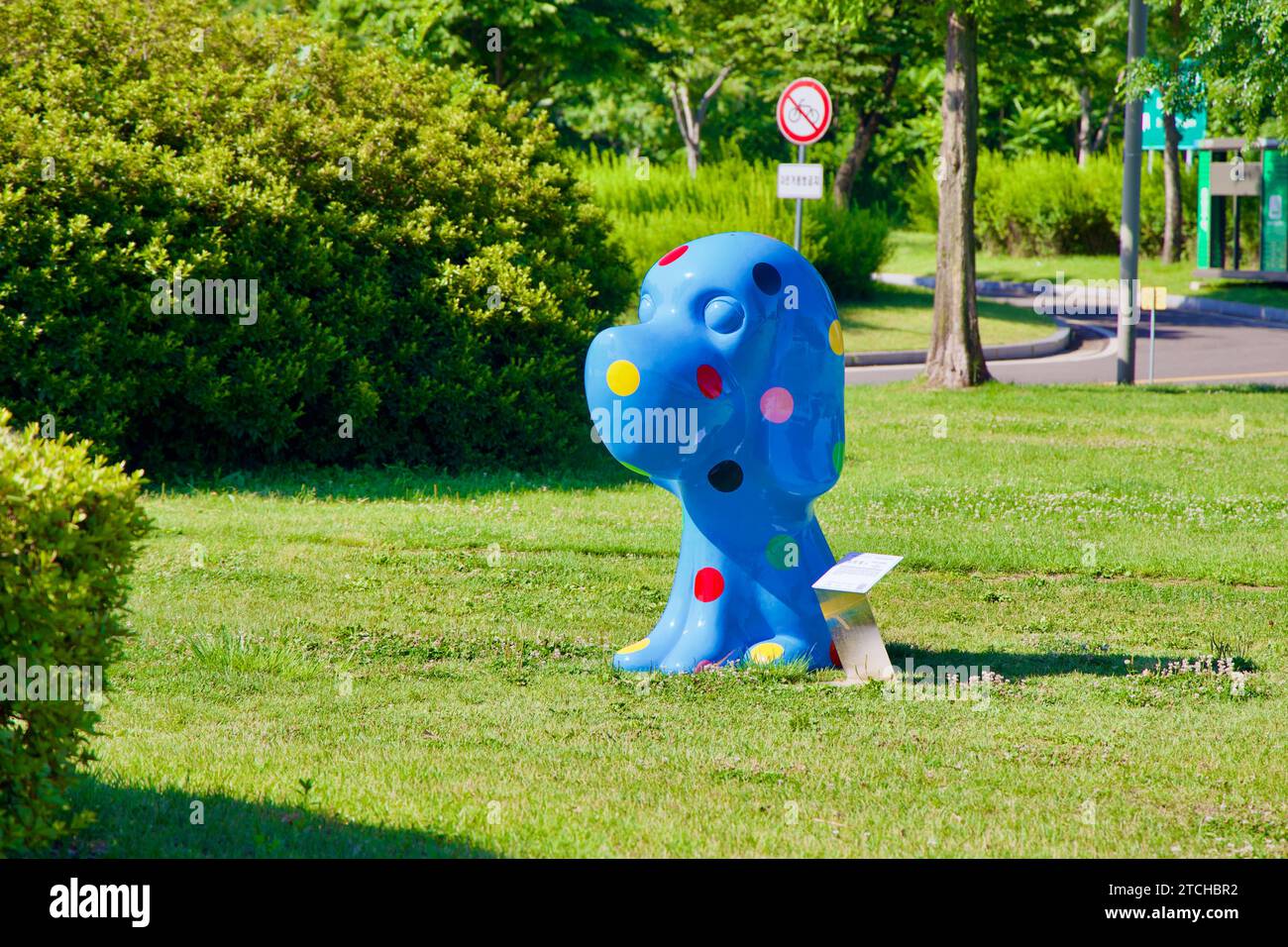 Seul, Corea del Sud - 2 giugno 2023: Come parte del progetto "Heung" del fiume Han, una scultura stravagante di un cane blu con orecchie floppy e macchie colorate Foto Stock