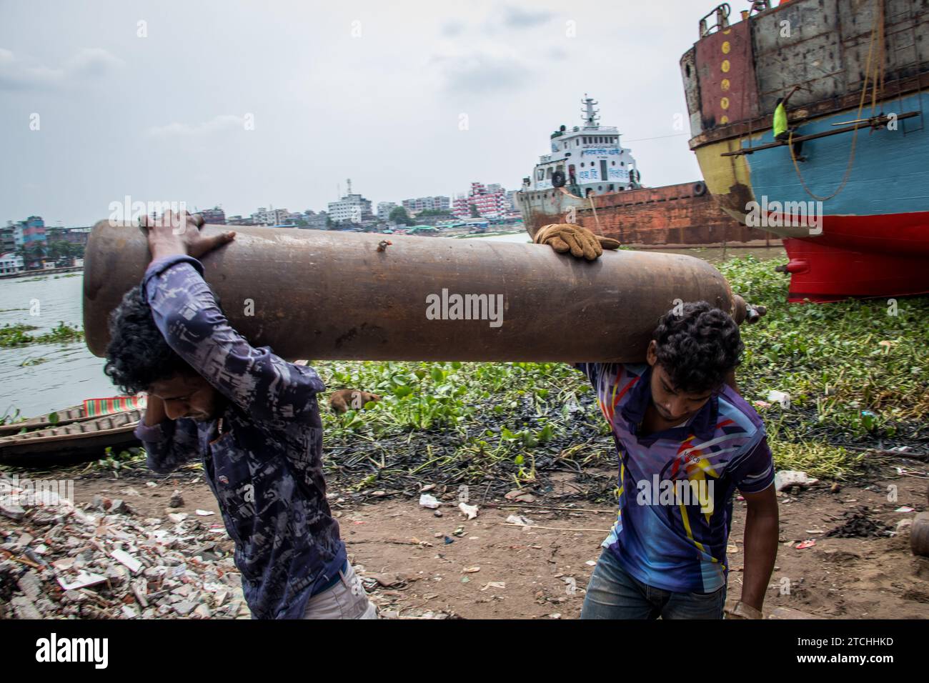 Stile di vita quotidiano degli abitanti dei cantieri navali del Bangladesh. Questa immagine è stata catturata da Dacca, Bangladesh, il 30 luglio 2022. Foto Stock