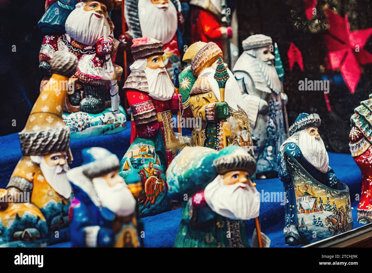 Le statuette di Father Frost (Russian Ded Moroz) vengono esposte nella vetrina del negozio prima della stagione natalizia. Inverno, dicembre. Personaggio natalizio russo Foto Stock