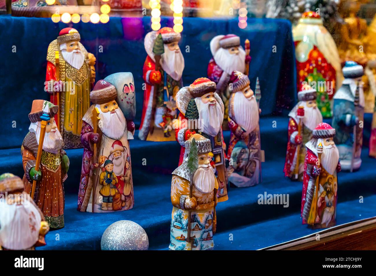 Le statuette di Father Frost (Russian Ded Moroz) vengono esposte nella vetrina del negozio prima della stagione natalizia. Inverno, dicembre. Personaggio natalizio russo Foto Stock