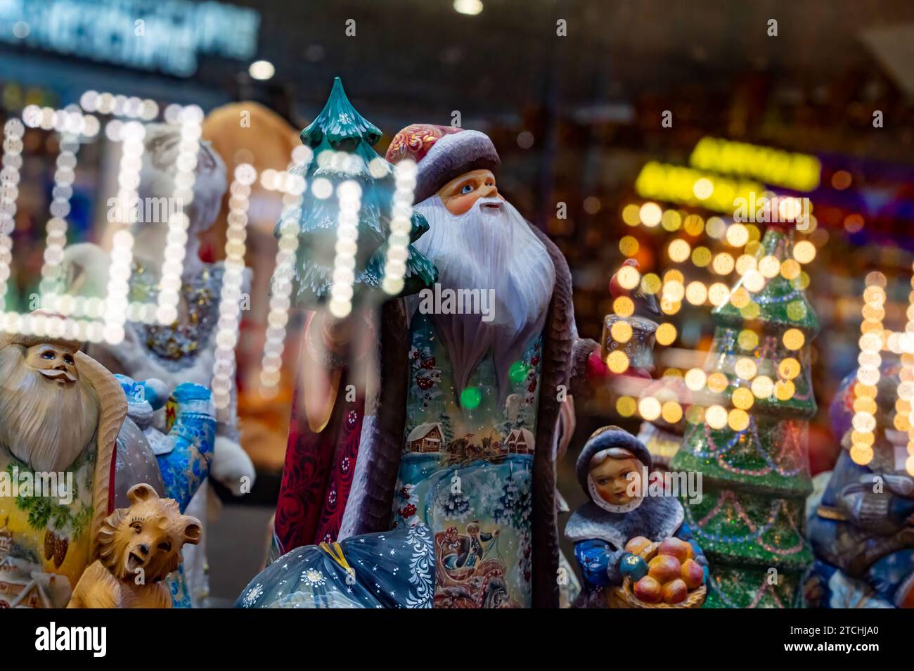Le statuette di Father Frost (Russian Ded Moroz) vengono esposte nella vetrina del negozio prima della stagione natalizia. Inverno, dicembre. Personaggio natalizio russo Foto Stock