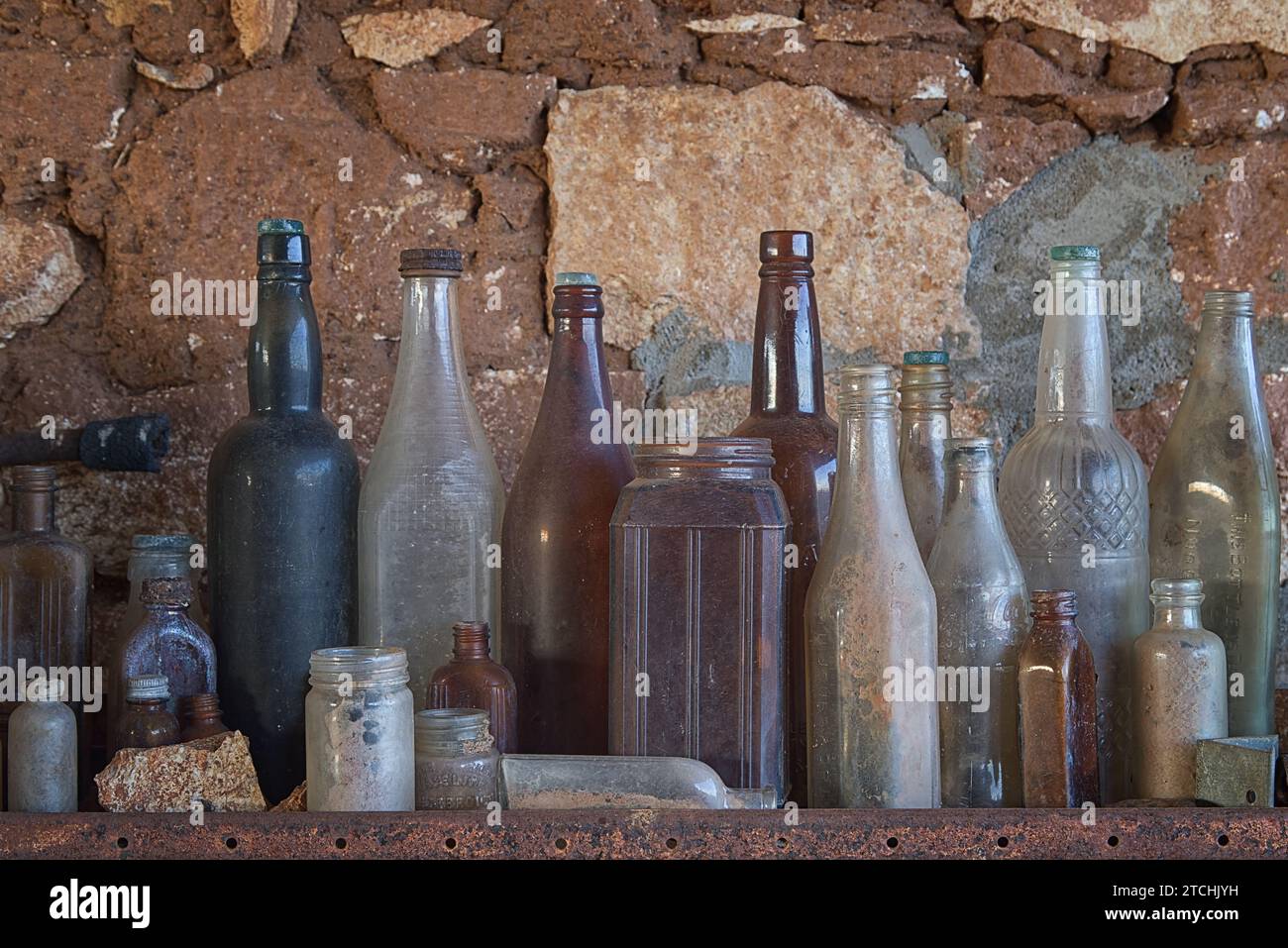 Raccolta di vecchie bottiglie in una fattoria situata nella Wheatbelt, Australia Occidentale Foto Stock