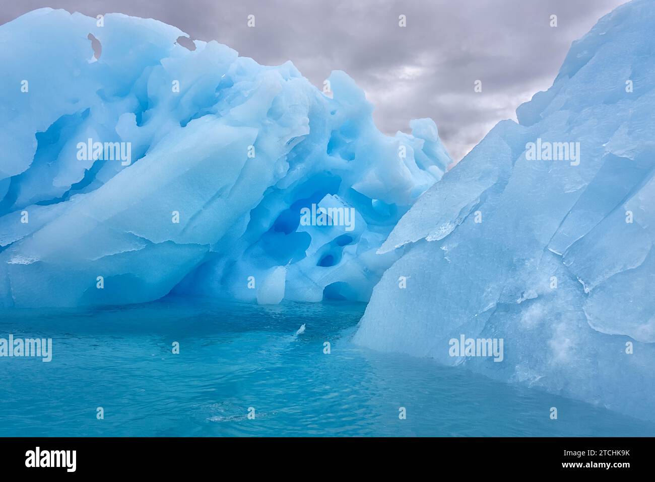 Primo piano di un iceberg nell'Oceano australe, in Antartide. Foto Stock