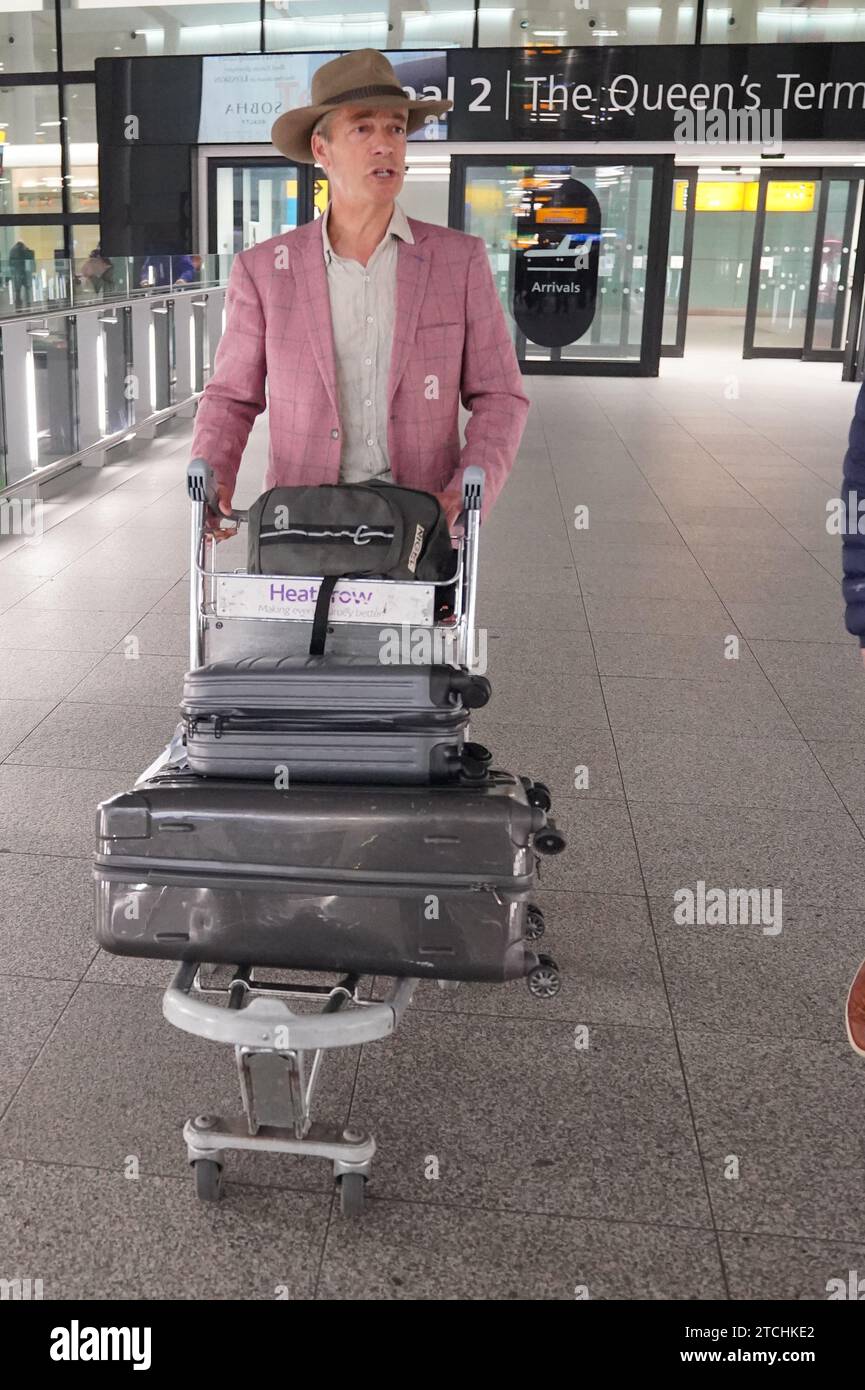 Nigel Farage arriva all'aeroporto di Heathrow, Londra, dopo aver preso parte alla serie ITV i'm A Celebrity Get me Out of Here! In Australia. Data foto: Mercoledì 13 dicembre 2023. Foto Stock