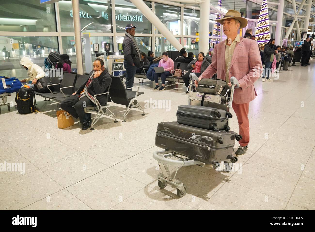 Nigel Farage arriva all'aeroporto di Heathrow, Londra, dopo aver preso parte alla serie ITV i'm A Celebrity Get me Out of Here! In Australia. Data foto: Mercoledì 13 dicembre 2023. Foto Stock