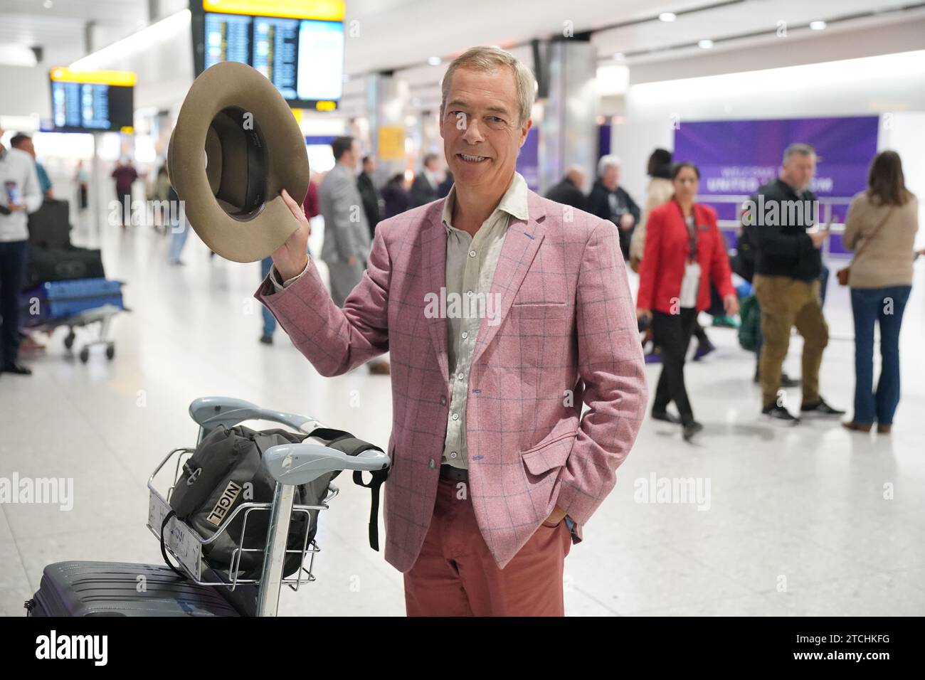 Nigel Farage arriva all'aeroporto di Heathrow, Londra, dopo aver preso parte alla serie ITV i'm A Celebrity Get me Out of Here! In Australia. Data foto: Mercoledì 13 dicembre 2023. Foto Stock