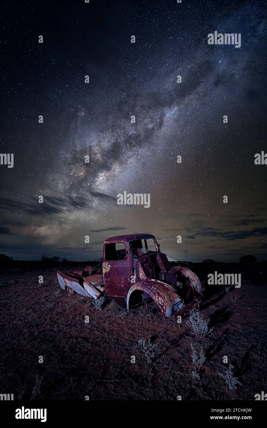Vecchio veicolo agricolo sotto l'uscita lattea nella cintura di sicurezza WA. Foto Stock