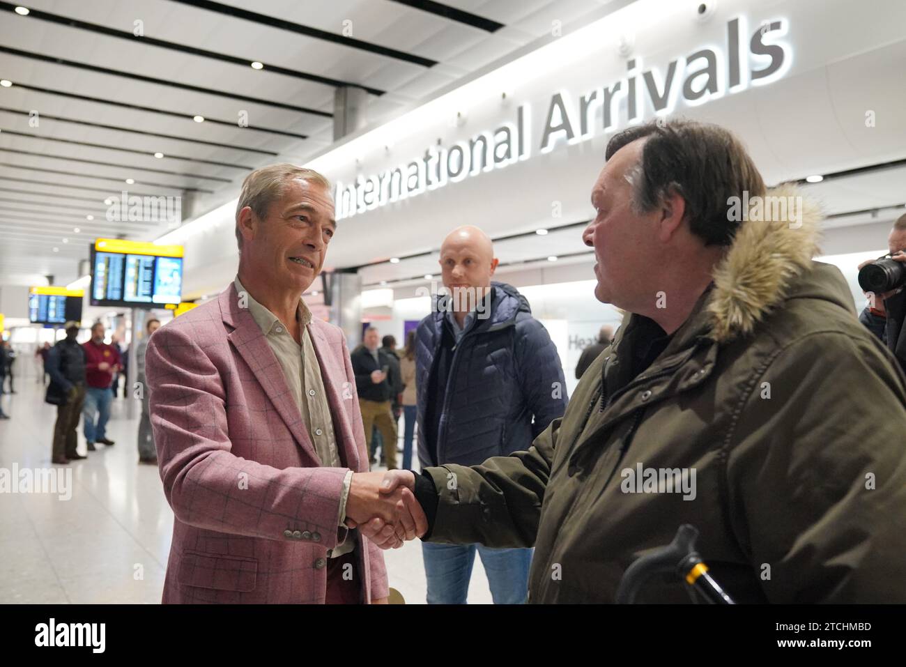Nigel Farage (a sinistra) arriva all'aeroporto di Heathrow, Londra, dopo aver partecipato alla serie ITV i'm A Celebrity Get me Out of Here! In Australia. Data foto: Mercoledì 13 dicembre 2023. Foto Stock