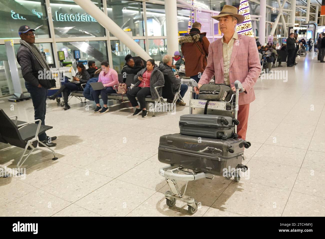 Nigel Farage arriva all'aeroporto di Heathrow, Londra, dopo aver preso parte alla serie ITV i'm A Celebrity Get me Out of Here! In Australia. Data foto: Mercoledì 13 dicembre 2023. Foto Stock