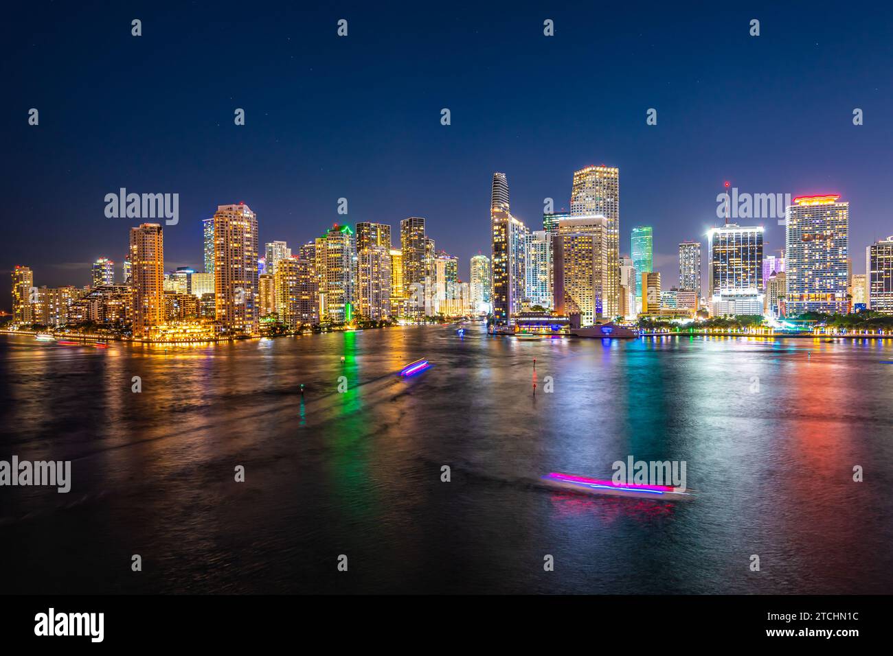 Skyline di Miami di notte, Florida. Foto Stock