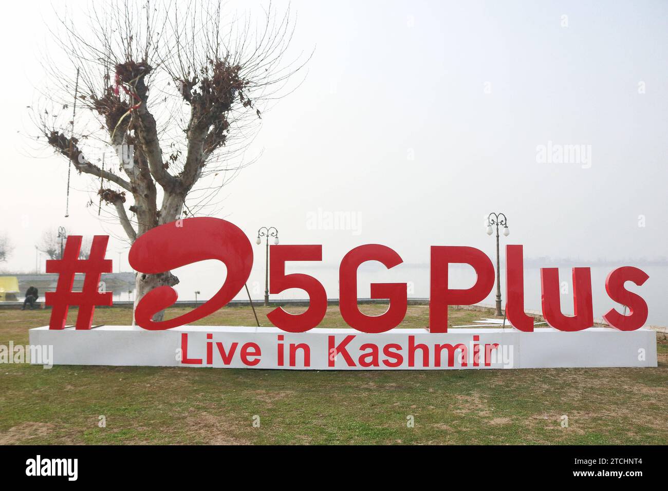 Bharti Airtel svela la tecnologia 5G all'avanguardia 12 dicembre 2023, Srinagar Kashmir, India: Airtel5Gplus è visibile sulle rive del lago dal durante l'esperienza 5G Plus a Srinagar. Airtel ha annunciato il lancio dei suoi servizi 5G all'avanguardia nell'ottobre 2022 in 8 città in India. Oggi, i servizi di Airtel sono attivi in tutti gli stati e i territori dell'unione dell'India, con oltre 50 milioni di clienti al 1° ottobre 2023. Srinagar Kashmir India Copyright: XFirdousxNazirxxEyepixxGroupx Foto Stock