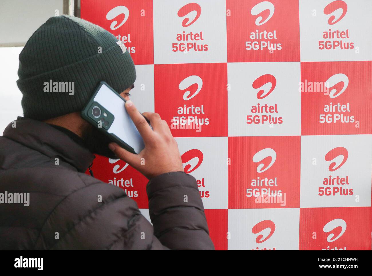 Bharti Airtel svela la tecnologia 5G all'avanguardia 12 dicembre 2023, Srinagar Kashmir, India: Un uomo parla sul suo telefono cellulare il logo passato di Airtel 5G Plus è visibile durante l'esperienza diretta di 5G Plus a Srinagar. Airtel ha annunciato il lancio dei suoi servizi 5G all'avanguardia nell'ottobre 2022 in 8 città in India. Oggi, i servizi di Airtel sono attivi in tutti gli stati e i territori dell'unione dell'India, con oltre 50 milioni di clienti al 1° ottobre 2023. Srinagar Kashmir India Copyright: XFirdousxNazirxxEyepixxGroupx Foto Stock