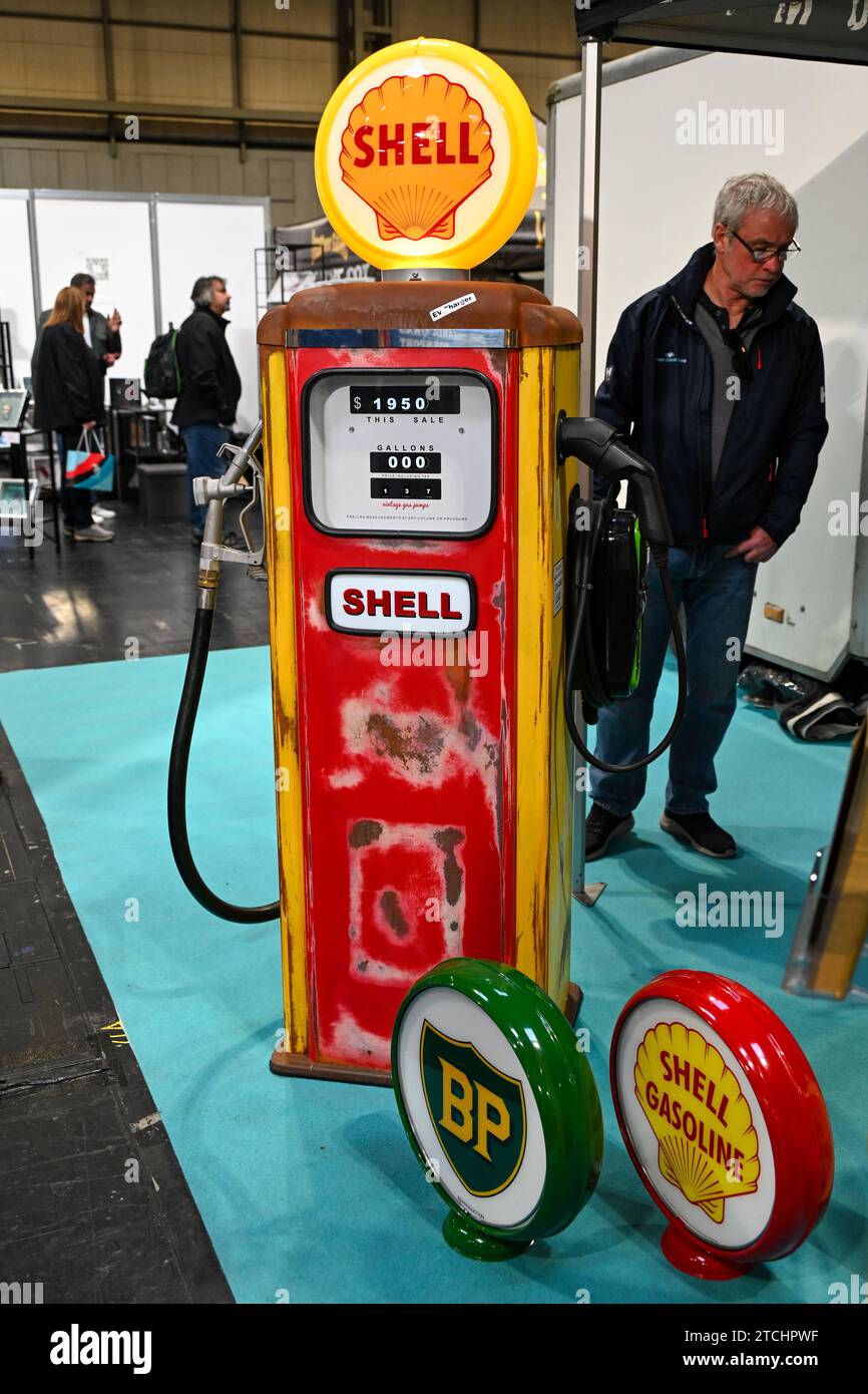 Il vecchio incontra la nuova pompa carburante a doppia alimentazione, benzina ed elettrica alla fiera Classic Autosports, Shell, BP Foto Stock
