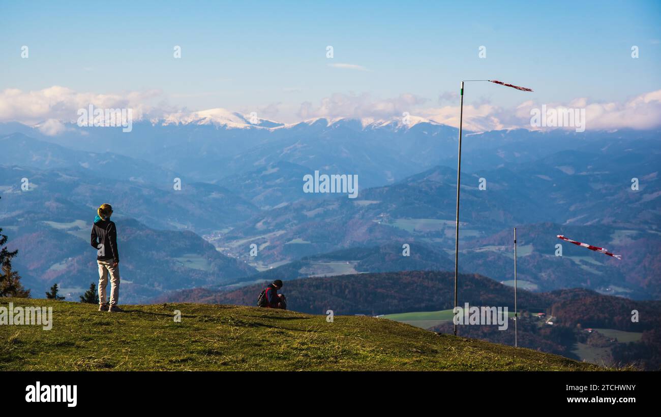 Vista dal monte Schockl a Graz. Località turistica a Graz in Stiria. Luoghi da vedere in Austria turisti sulla cima della montagna Foto Stock