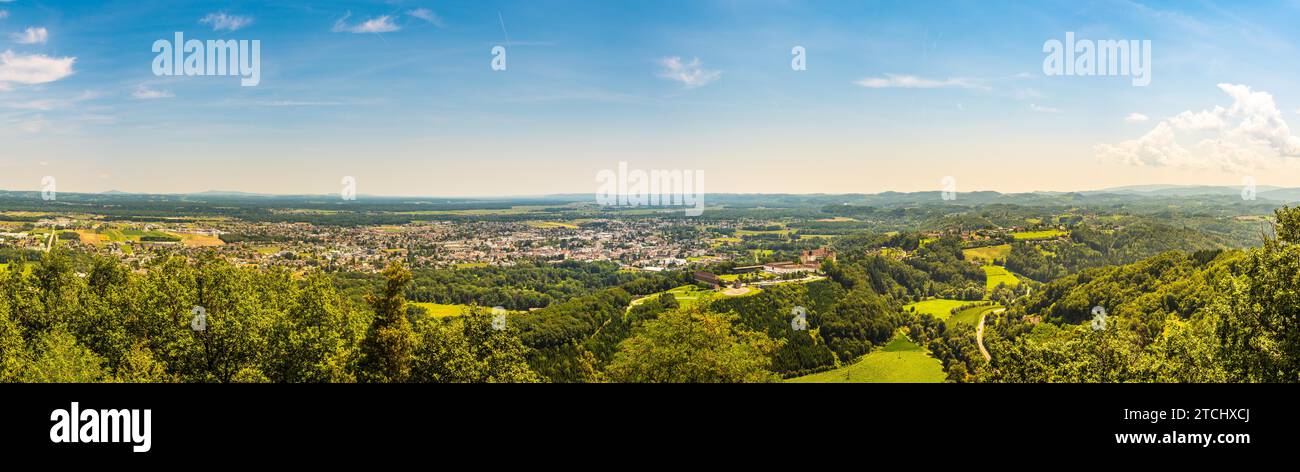 Panorama di Leibnitz nella stiria meridionale in Austria. Paesaggio della zona di Leibnitz da Kogelberg. Destinazione turistica, verdi colline di uva e Foto Stock