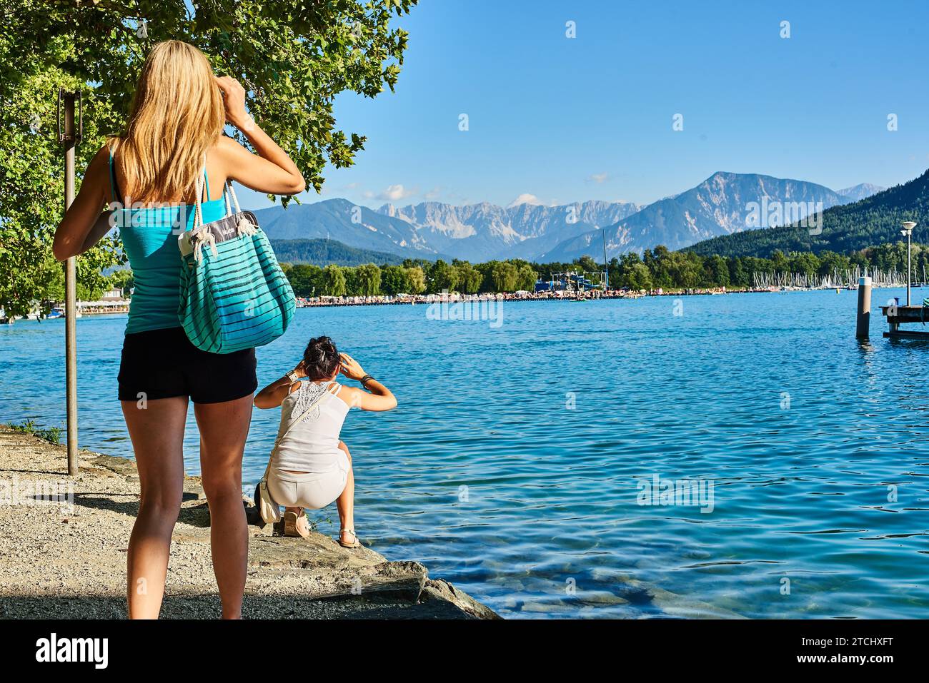 Due ragazze donna scatta foto di montagna al lago Worthersee Klagenfurt Foto Stock