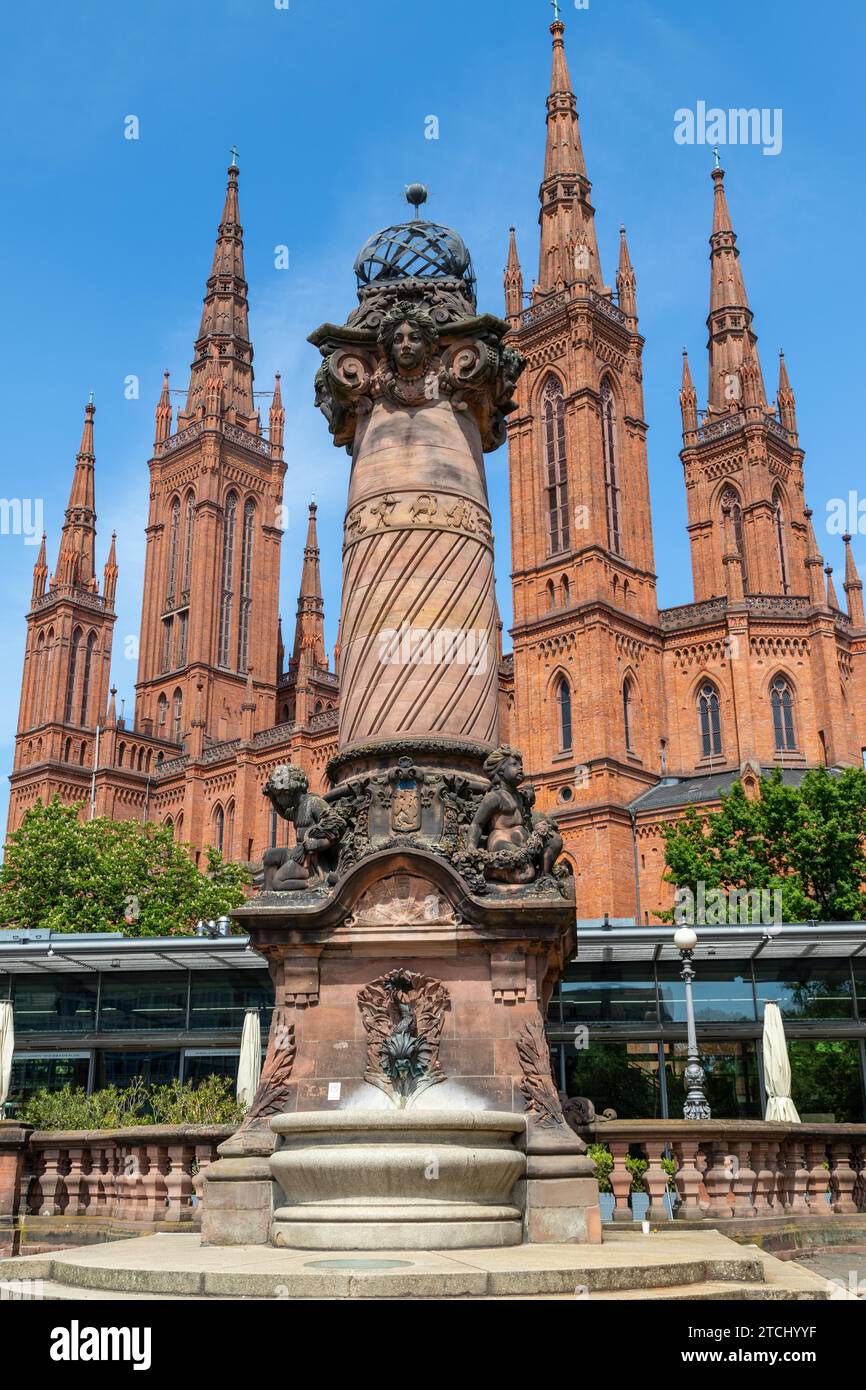 Colonna del mercato di fronte alla chiesa del mercato di Wiesbaden Foto Stock