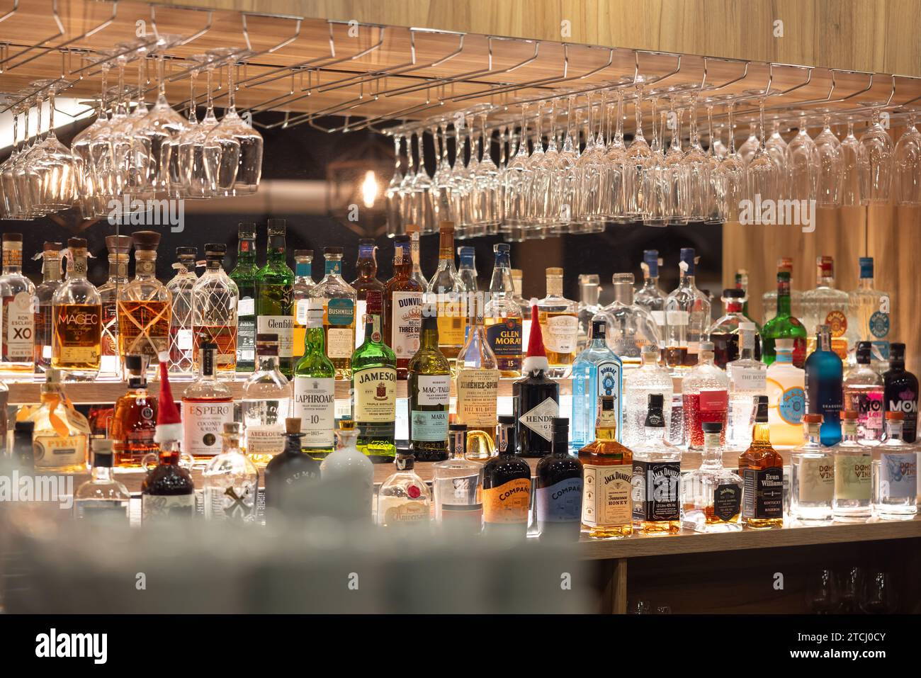 Praga - dicembre. 12.2023: Bottiglie di whisky rum e altri liquori nel bar del ristorante. Un vasto assortimento di etichette alcoliche, marchi e suppli Foto Stock