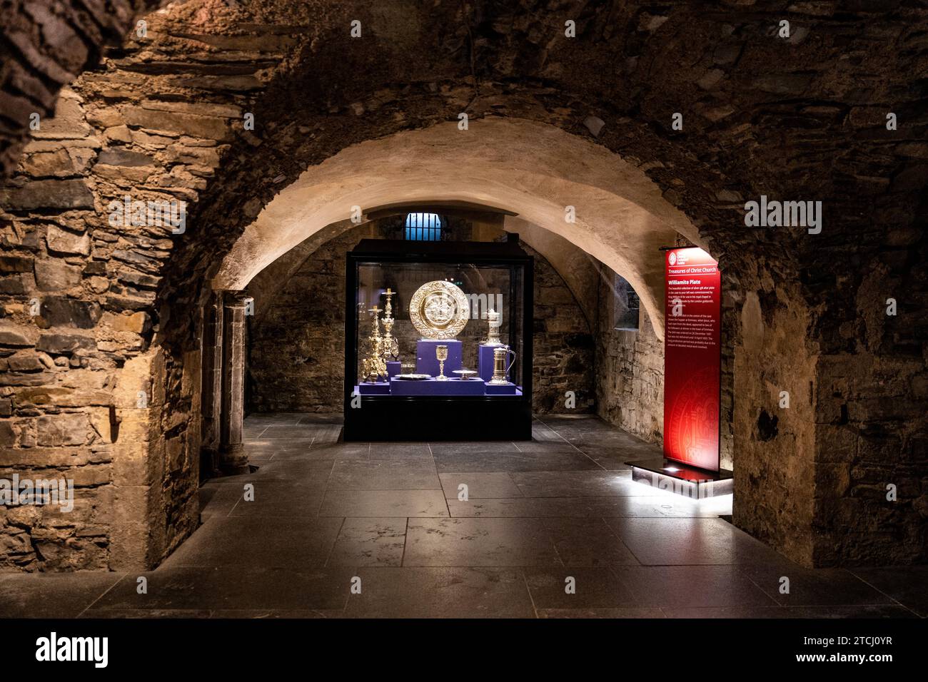 La cripta con esposizione di opere d'arte nella Cattedrale di Christchurch, chiesa medievale costruita nell'XI secolo, centro di Dublino, Irlanda. Foto Stock