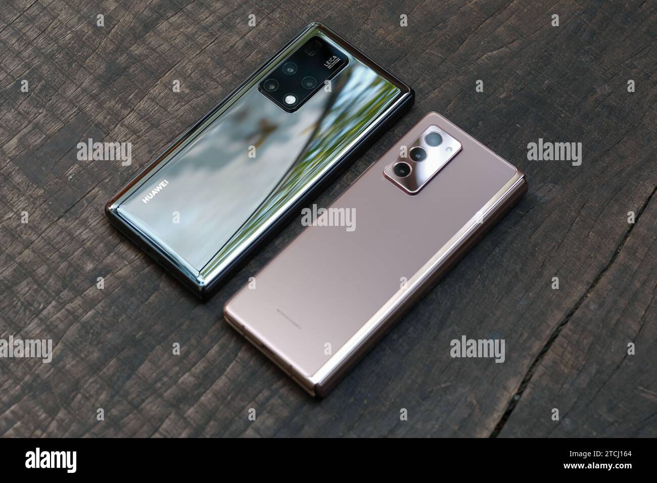HCMC, VN - dicembre 2023. Smartphone Huawei Mate X2 Foto Stock