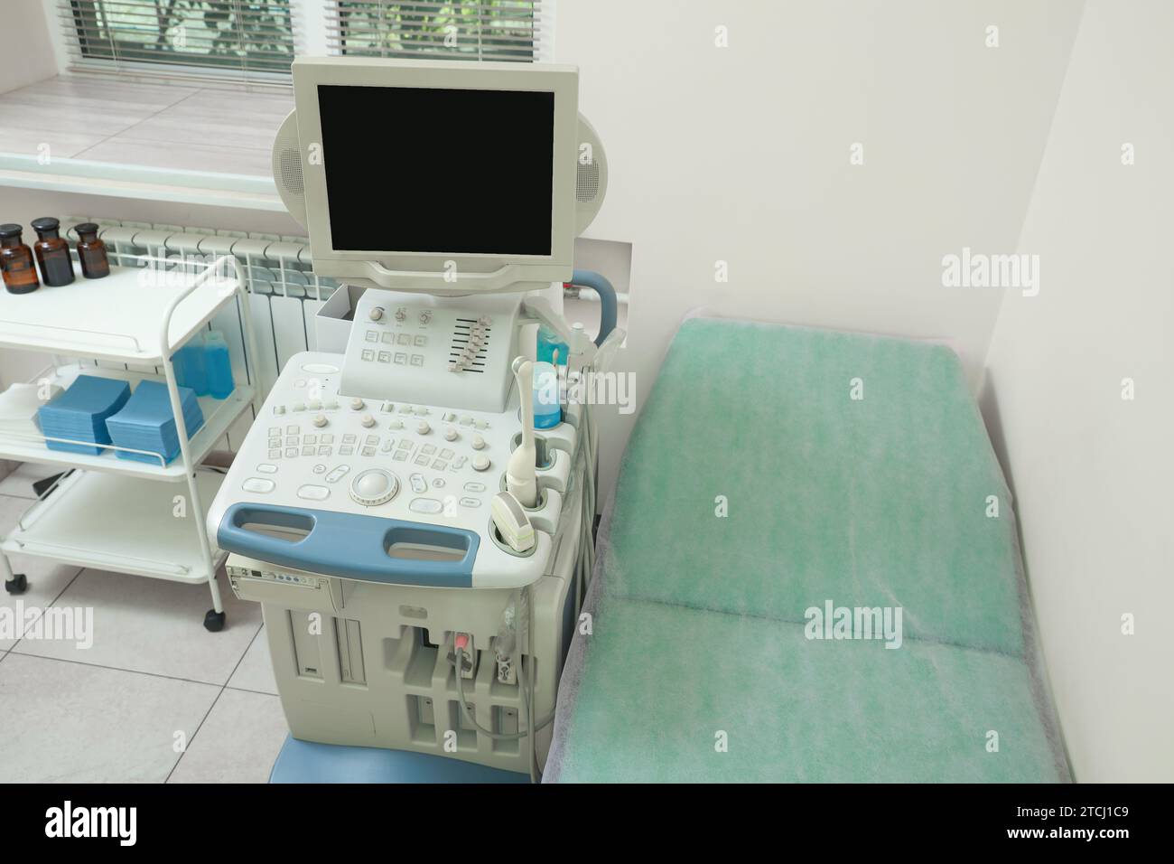 Macchina di ultrasuono, carrello medico e tavolo di esame in ospedale, sopra vista Foto Stock