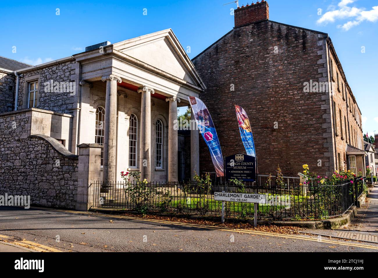 Facciata neoclassica dell'Armagh County Museum, lungo il Mall, il centro di Armagh, l'Irlanda del Nord Foto Stock