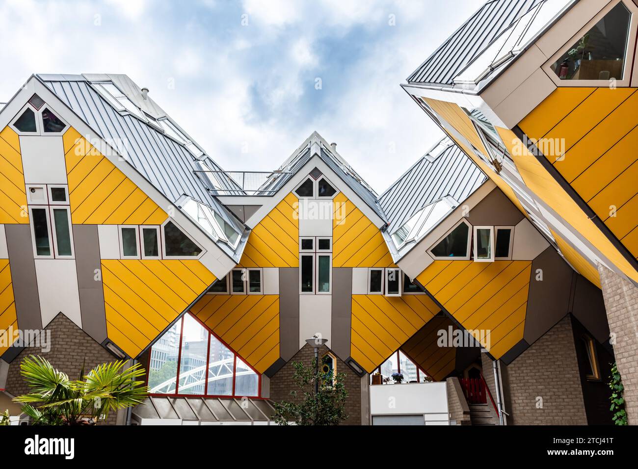 Cube Houses è un complesso architettonico situato a Rotterdam, Paesi Bassi, progettato dall'architetto olandese Piet Blom e costruito nel 1984. Foto Stock