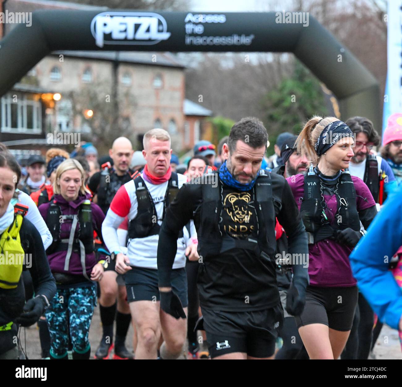 Mickleham, Inghilterra. 13 dicembre 2023. I corridori iniziano il Centurian Running Winter Downs 200. Una gara in cui i corridori devono completare i 200 km che comprendono le vie North e South Downs in un tempo massimo di 96 ore. Crediti: Nigel Bramley/Alamy Live News Foto Stock