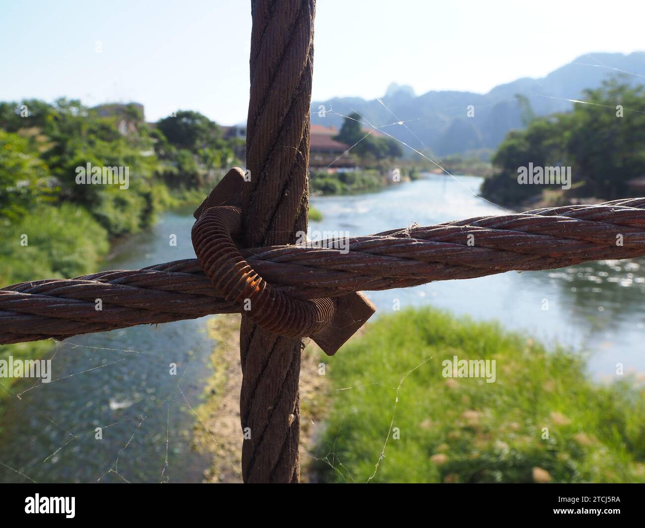 Primo piano di un filo rysty sulla recinzione sul ponte Foto Stock