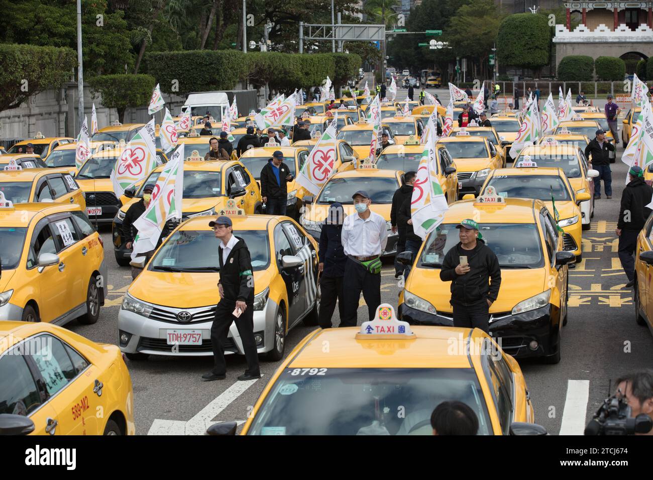 Centinaia di tassisti si riuniscono a Taipei per protestare contro le norme del traffico irragionevoli il 13 dicembre 2023. Foto Stock