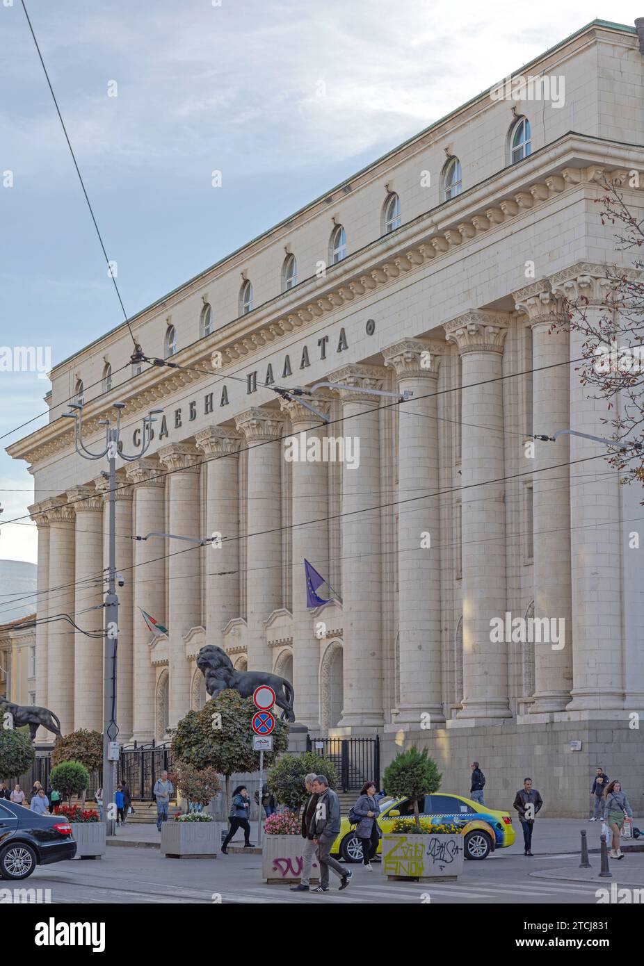 Sofia, Bulgaria - 16 ottobre 2023: Palazzo di giustizia, Corte della città, edificio neoclassico in Vitosha Boulevard. Foto Stock