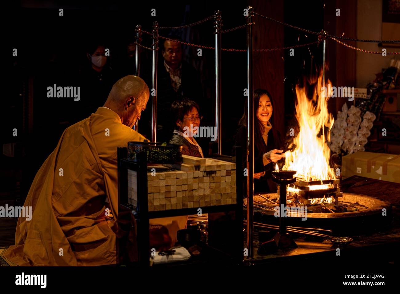 MONTE KOYA/GIAPPONE - November24, 2023: Cerimonia del fuoco all'interno di un tempio buddista Foto Stock