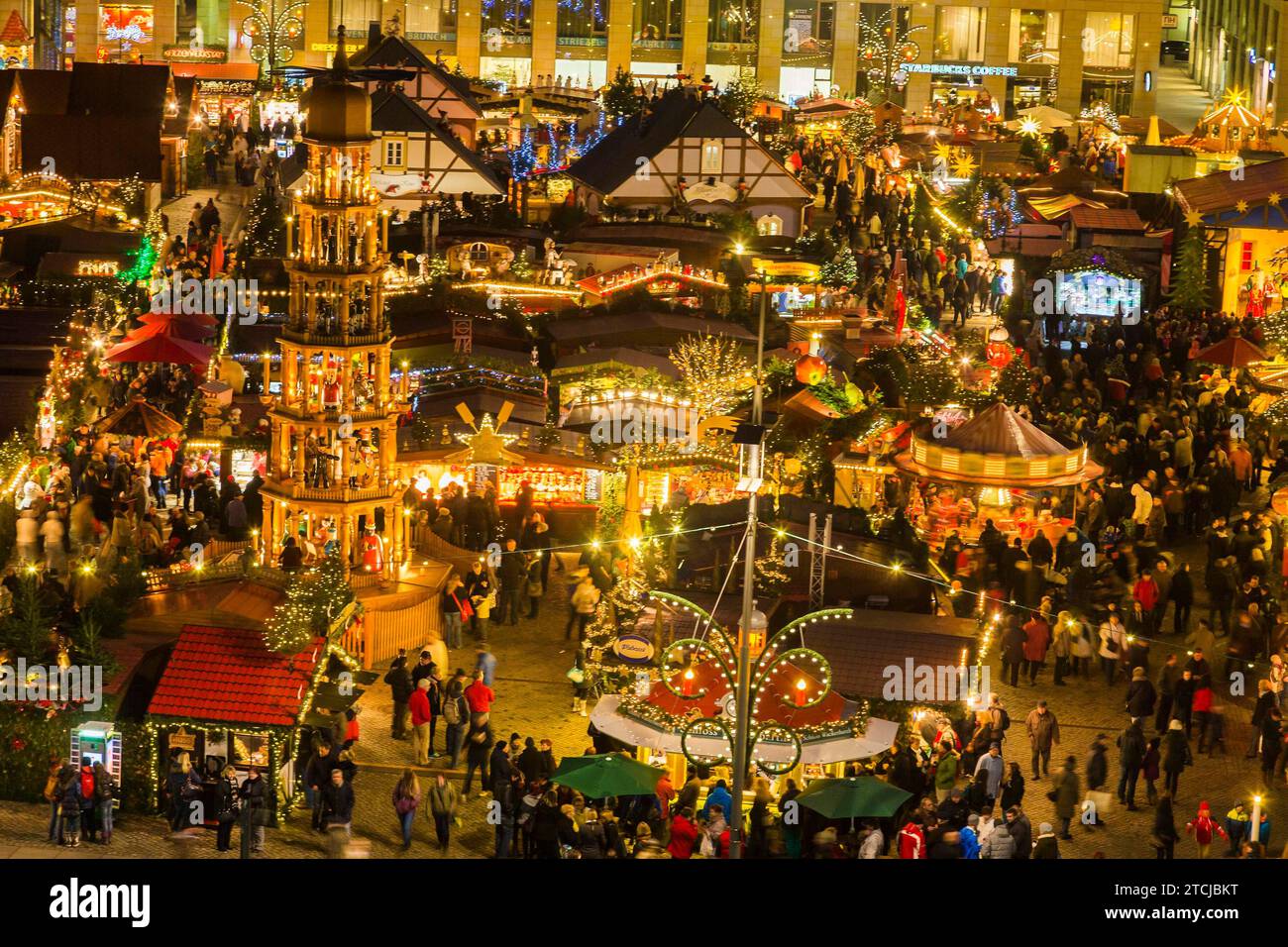 Lo Striezelmarkt, che si tiene dal 1434, è il più antico mercatino di Natale della Germania e si svolge sull'Altmarkt. Nel 2009 il mercato era Foto Stock