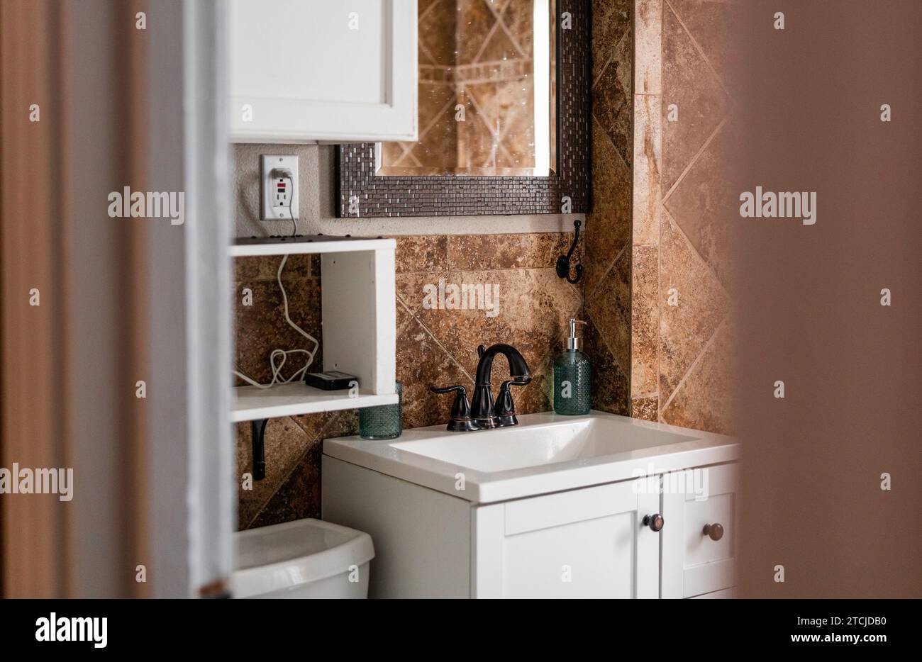 Un interno dal design moderno del bagno Foto Stock