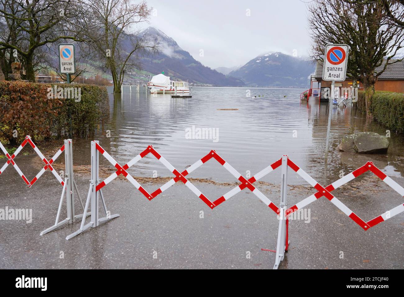 Foto Manuel Geisser 13.12.2023 Sarnen Schweiz. Bild : Hochwasser-Alarm am Sarnersee OW *** foto Manuel Geisser 13 12 2023 Sarnen Svizzera Picture allunga al lago Sarnen OW Foto Stock