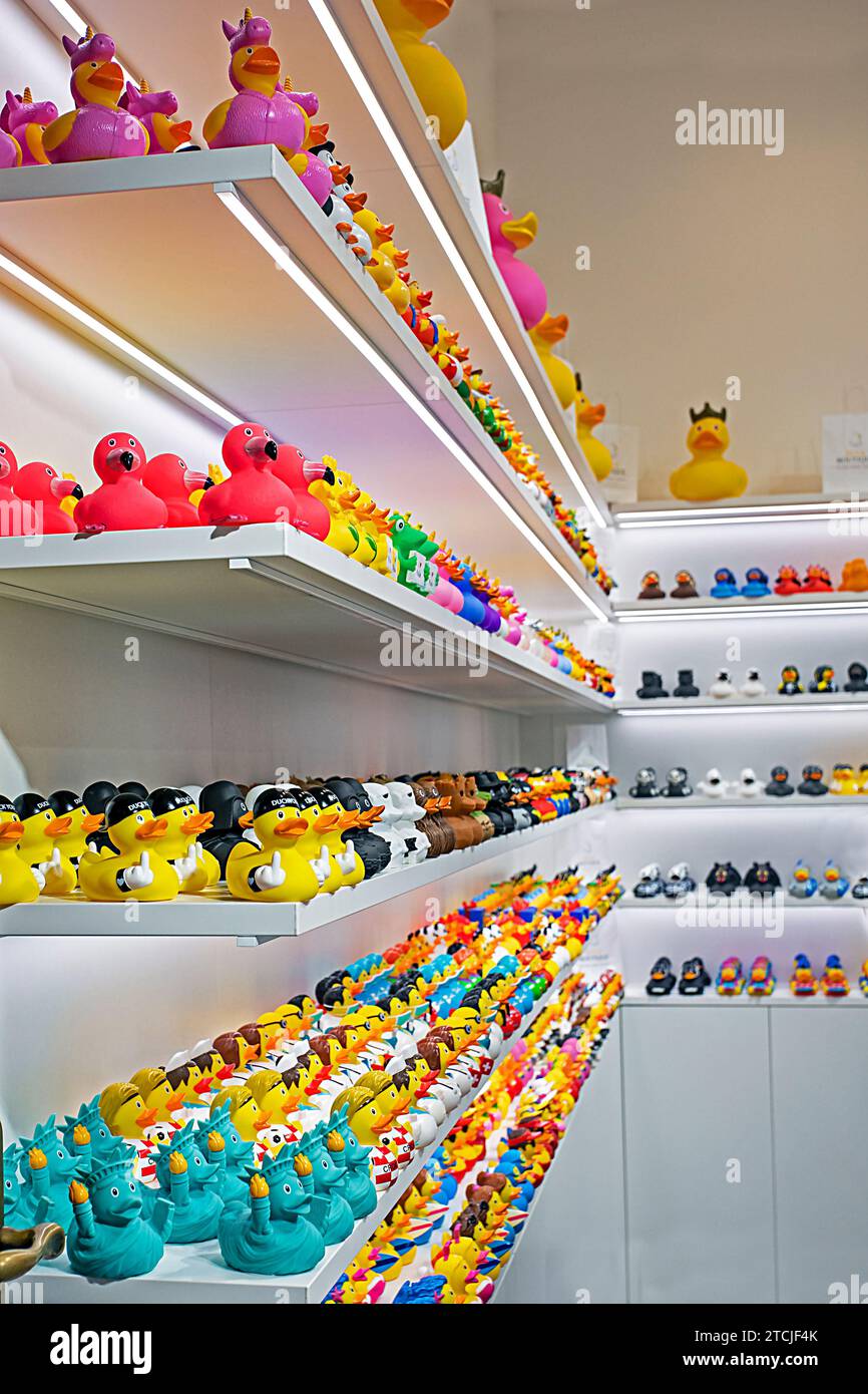 ute duck personaggi sugli scaffali dei negozi. raccolta Foto Stock