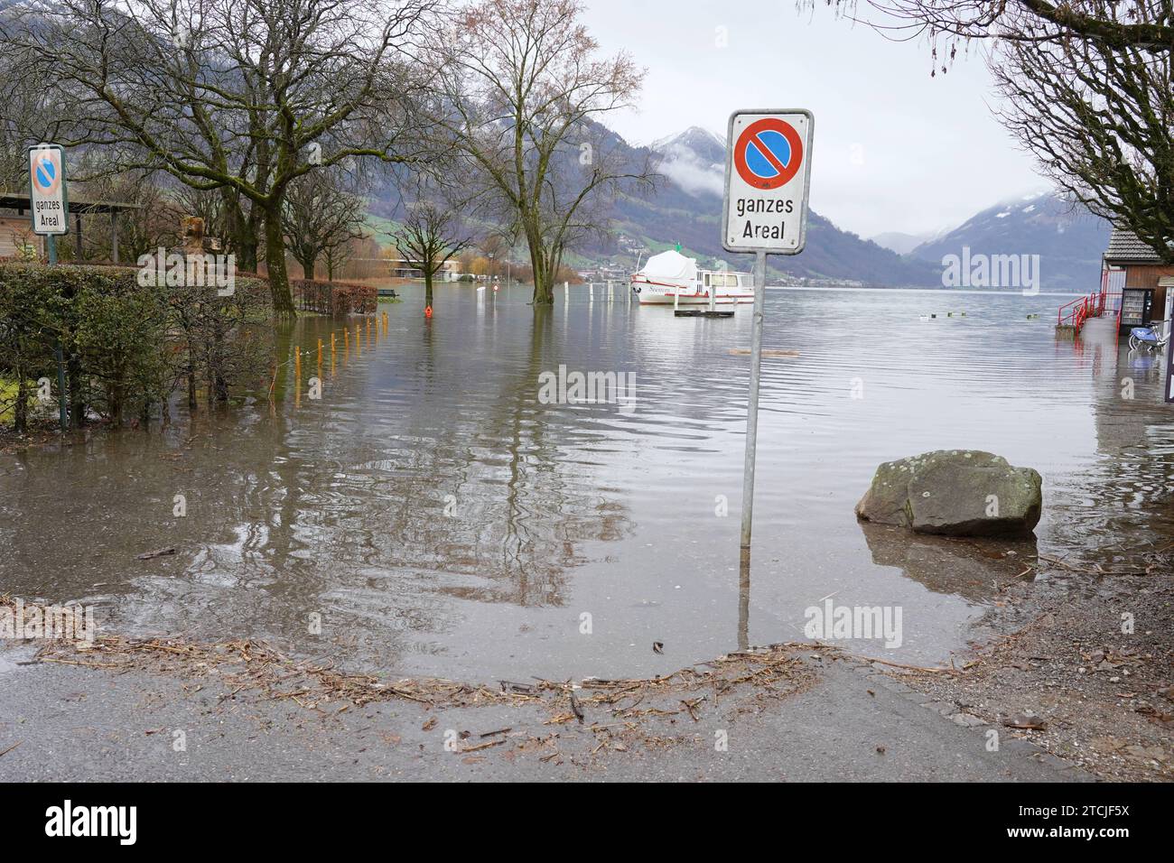 Foto Manuel Geisser 13.12.2023 Sarnen Schweiz. Bild : Hochwasser-Alarm am Sarnersee OW *** foto Manuel Geisser 13 12 2023 Sarnen Svizzera Picture allunga al lago Sarnen OW Foto Stock